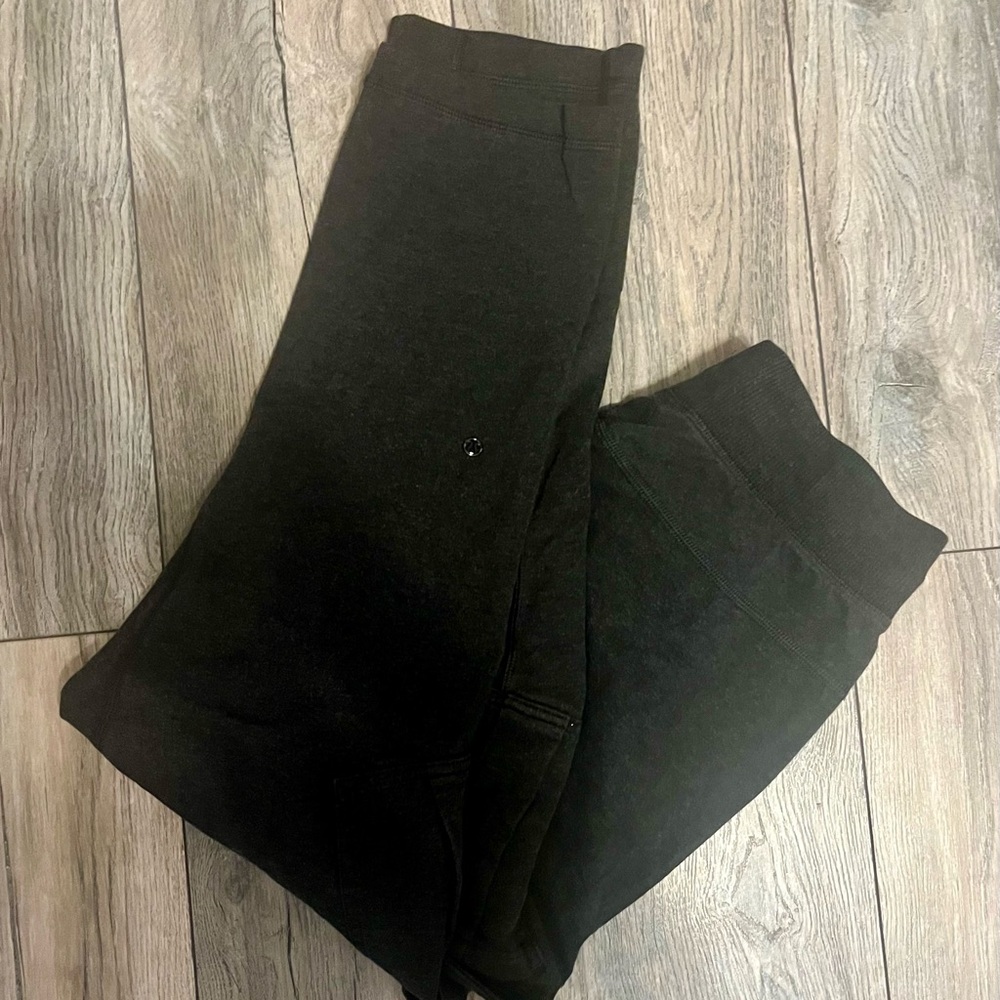 Lululemon cropped sweatpants. Size 6 in a dark grey.